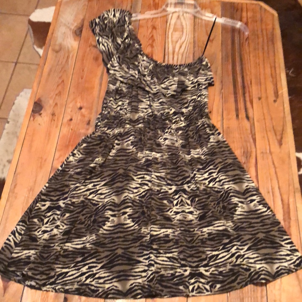 Fun dress, off the shoulder, great condition